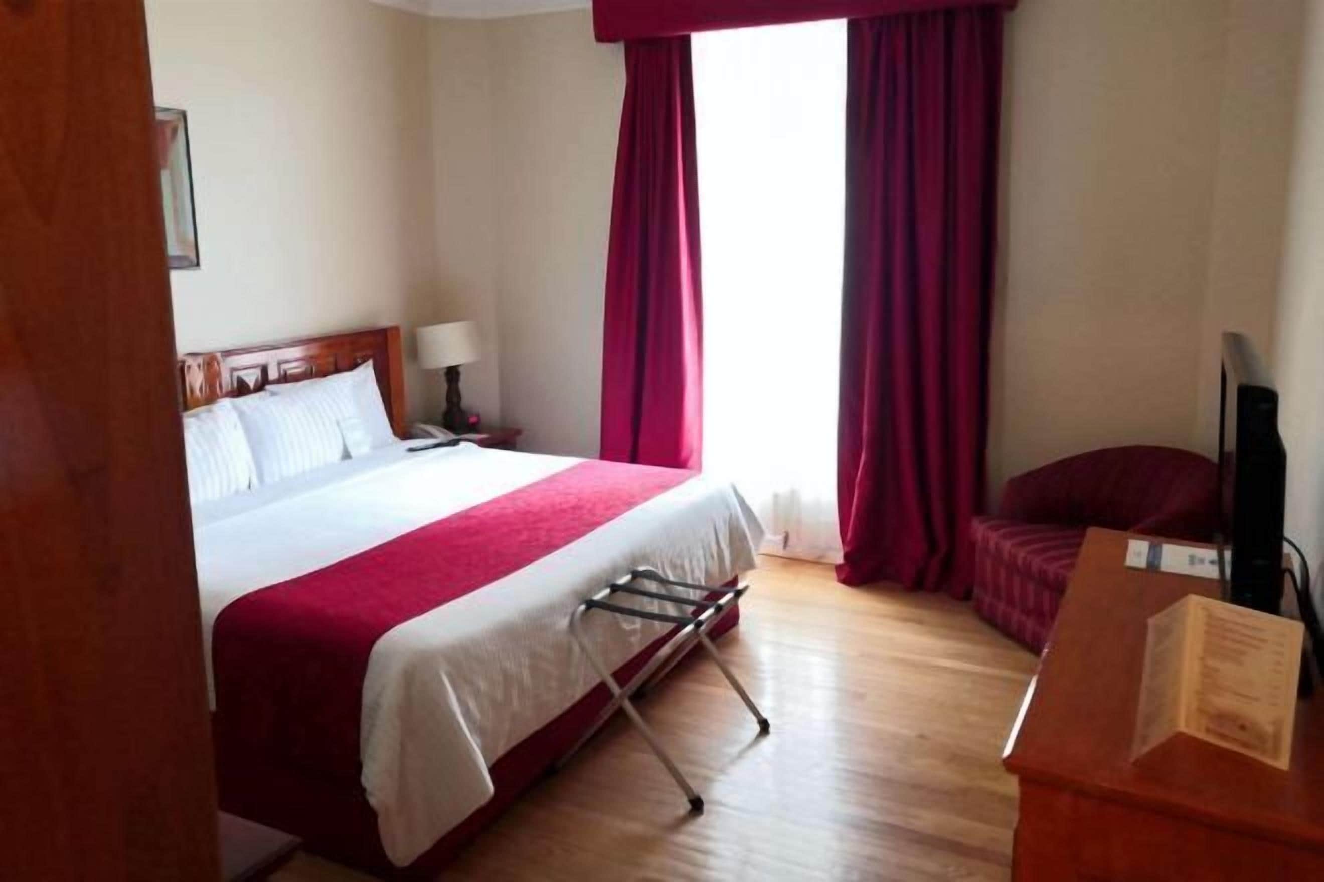 Ropa de cama de alta calidad y caja de seguridad en la habitación 