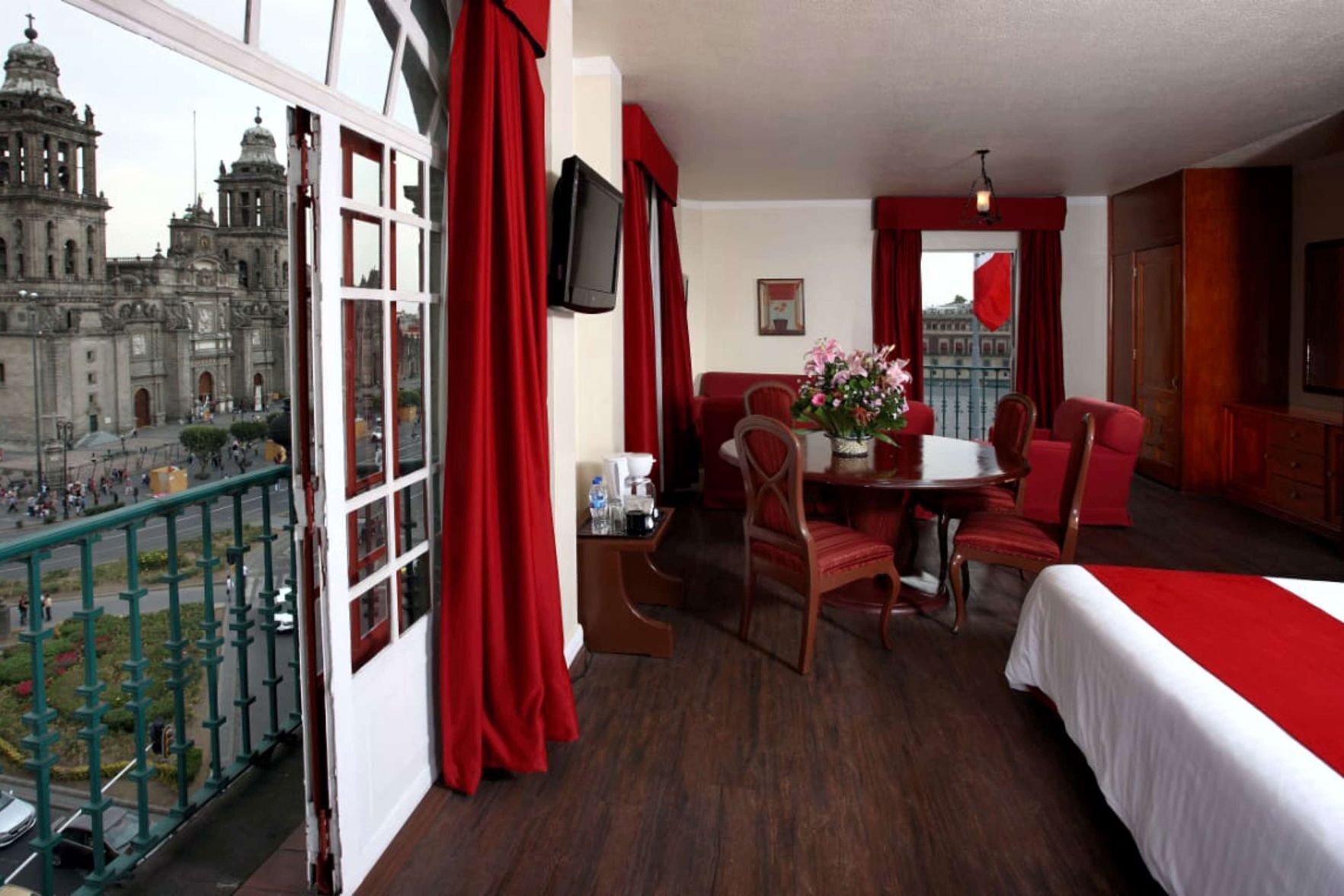 Premium bedding, in-room safe, desk, laptop workspace