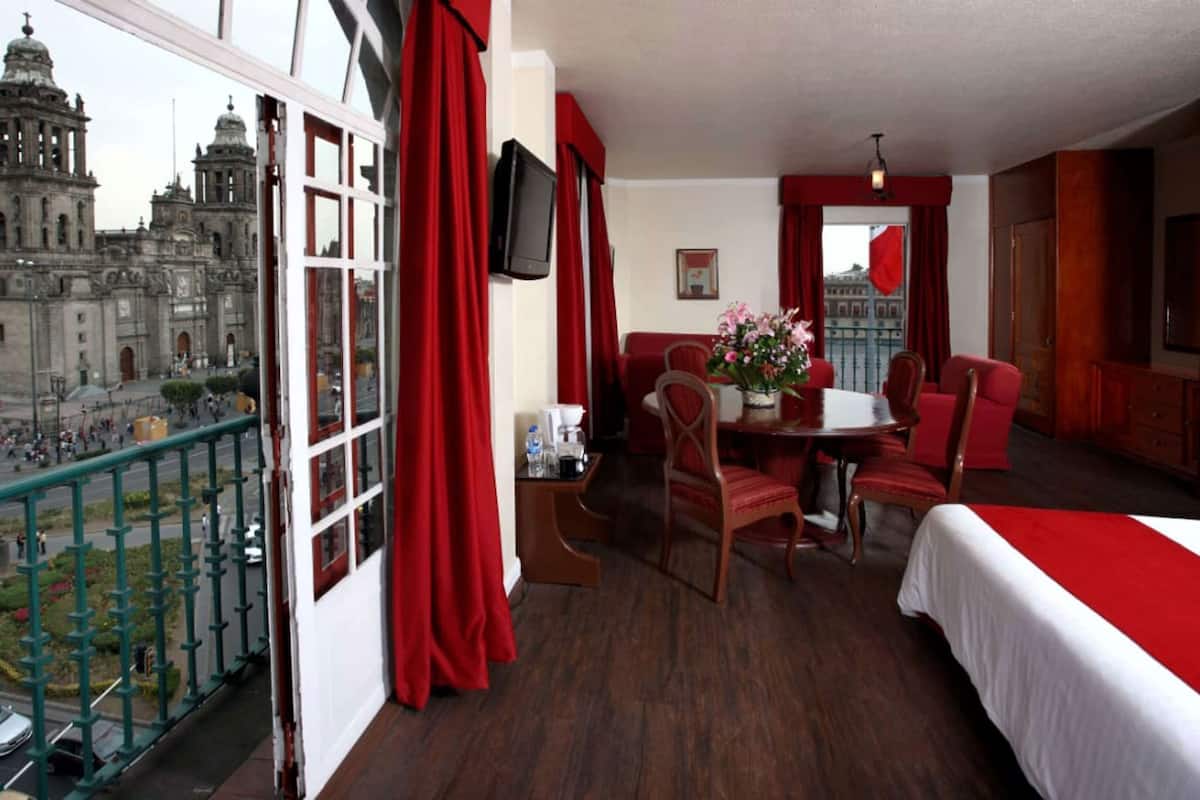 Premium bedding, in-room safe, desk, laptop workspace