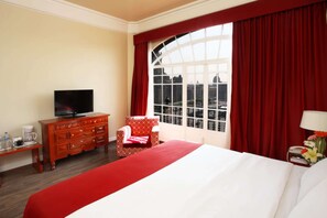 Standard Room, 1 King Bed, Non Smoking | Premium bedding, in-room safe, desk, laptop workspace
