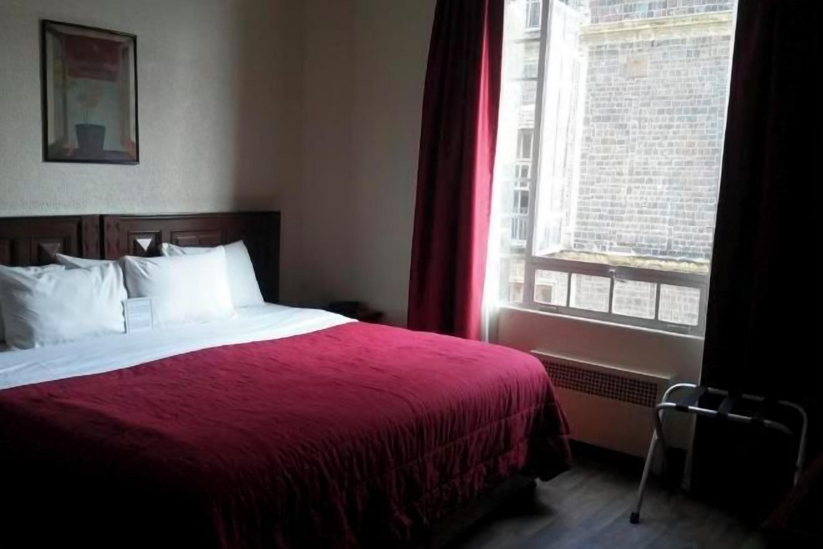 Ropa de cama de alta calidad y caja de seguridad en la habitación 