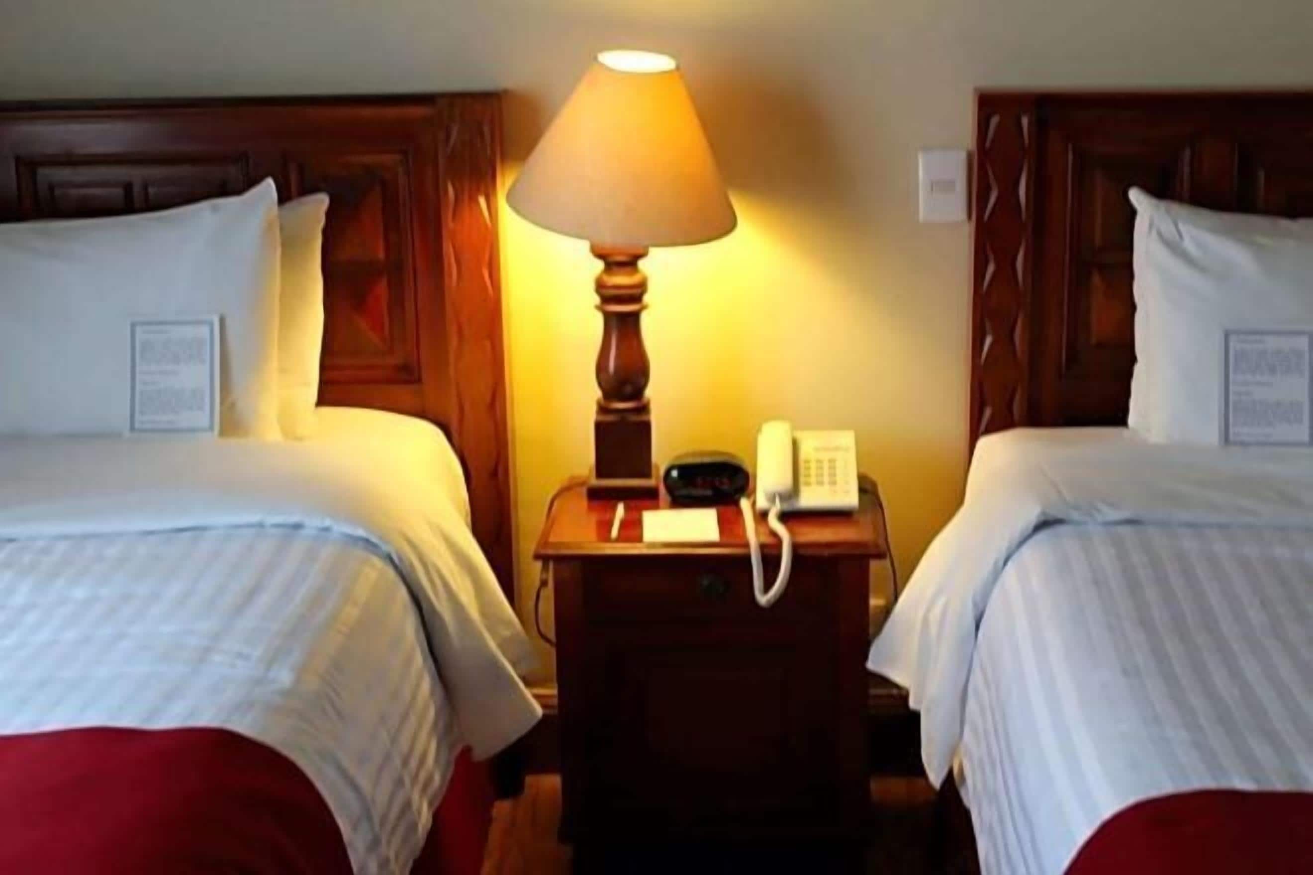 Ropa de cama de alta calidad y caja de seguridad en la habitación 