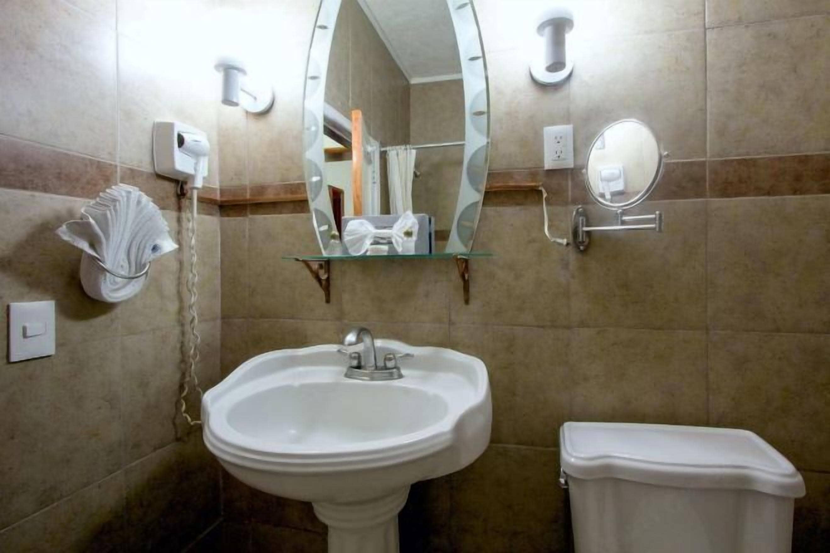 Tina con regadera, amenidades de baño gratuitas, secadora de cabello 