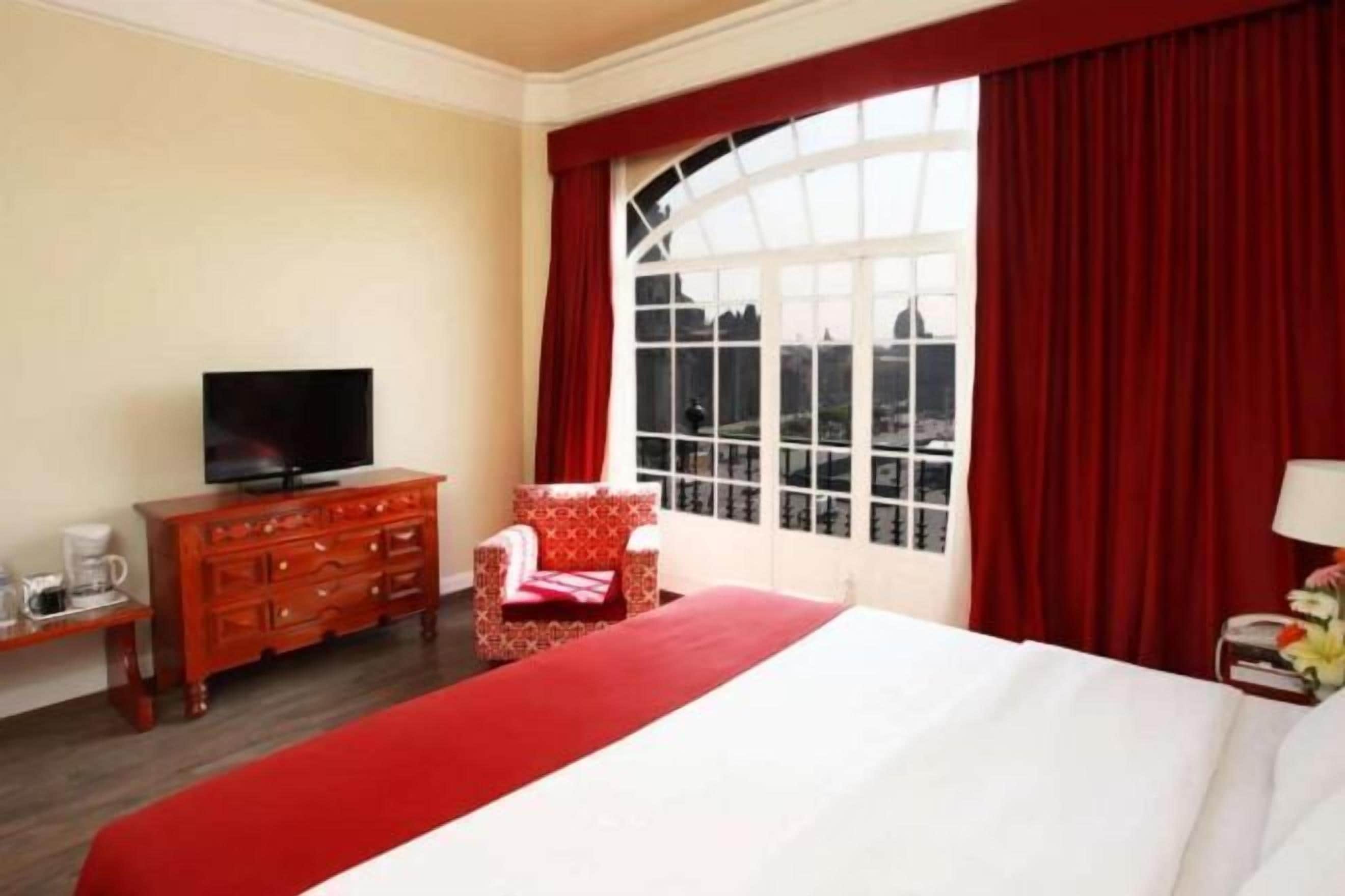 Ropa de cama de alta calidad y caja de seguridad en la habitación 