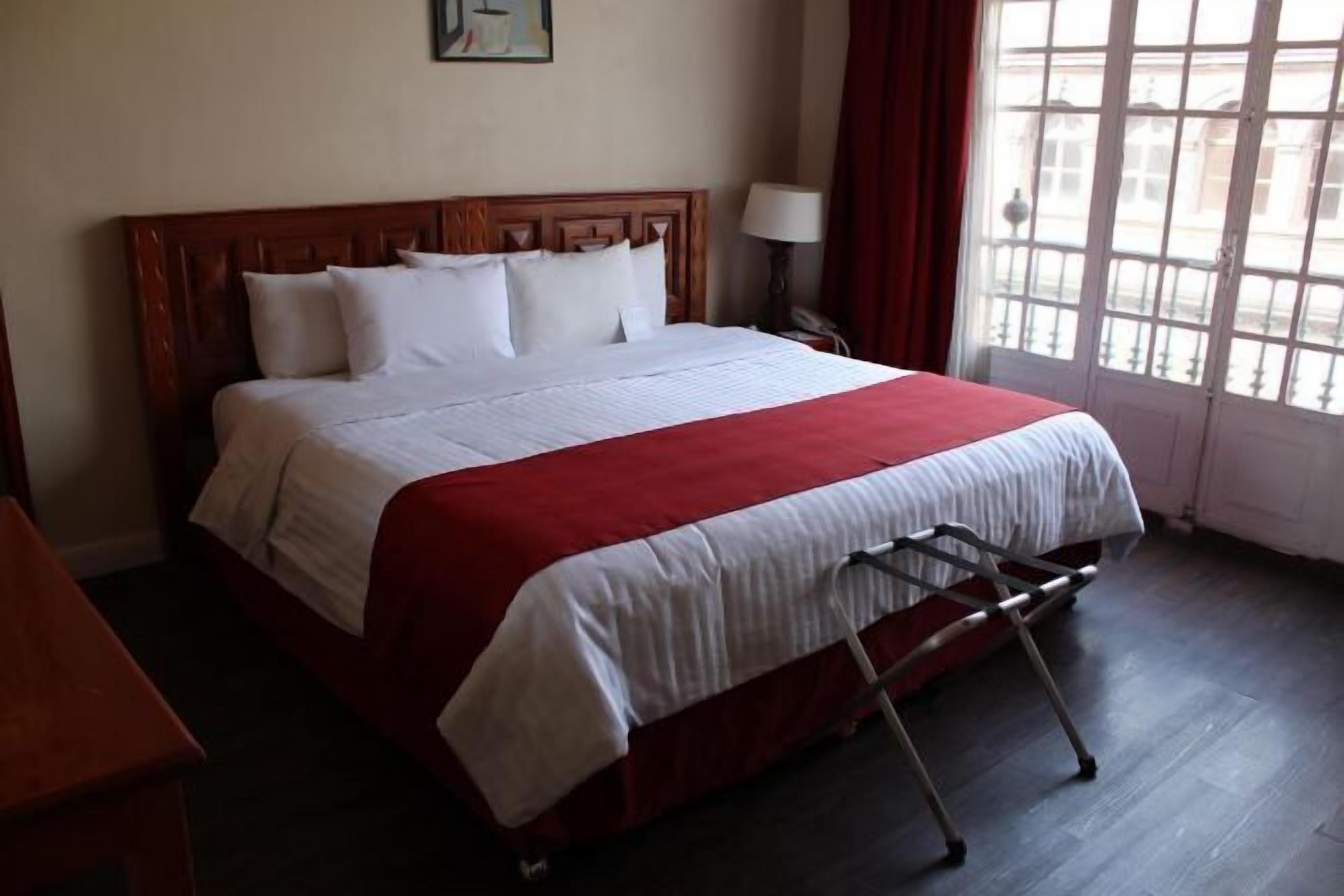 Ropa de cama de alta calidad y caja de seguridad en la habitación 