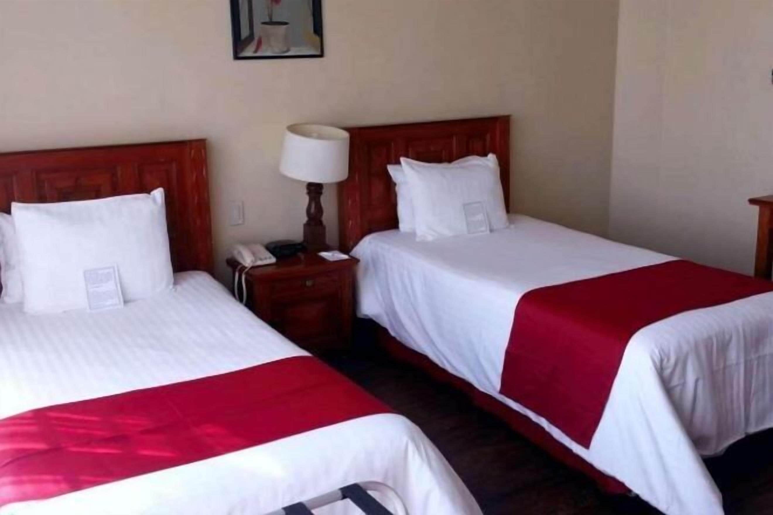 Ropa de cama de alta calidad y caja de seguridad en la habitación 