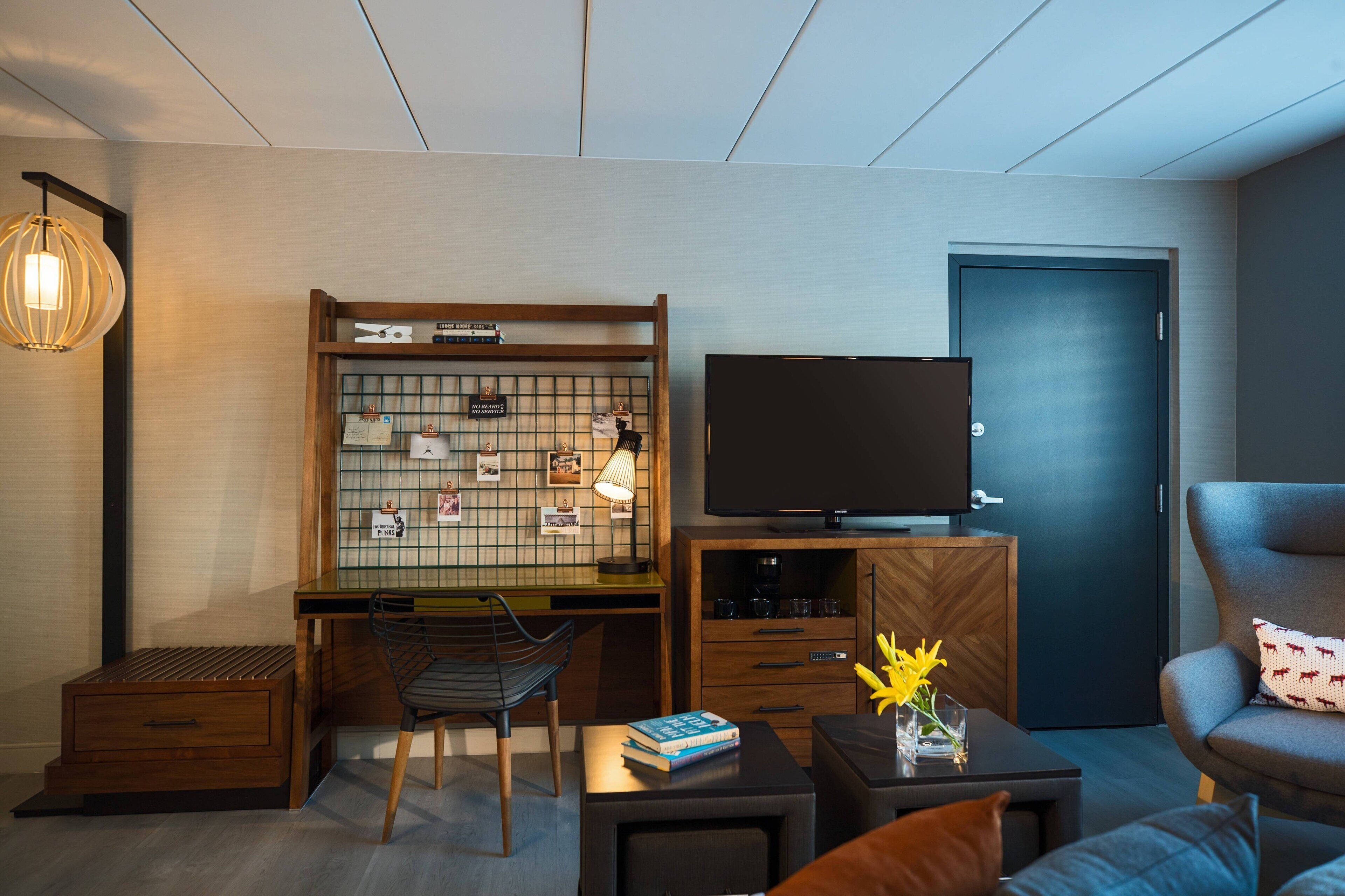 junior suite, 1 king bed with sofa bed, non smoking | living area | 46-inch lcd tv with cable channels, tv, netflix