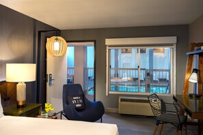 Kamer, 2 queensize bedden, balkon, uitzicht op zwembad | Uitzicht vanuit de kamer