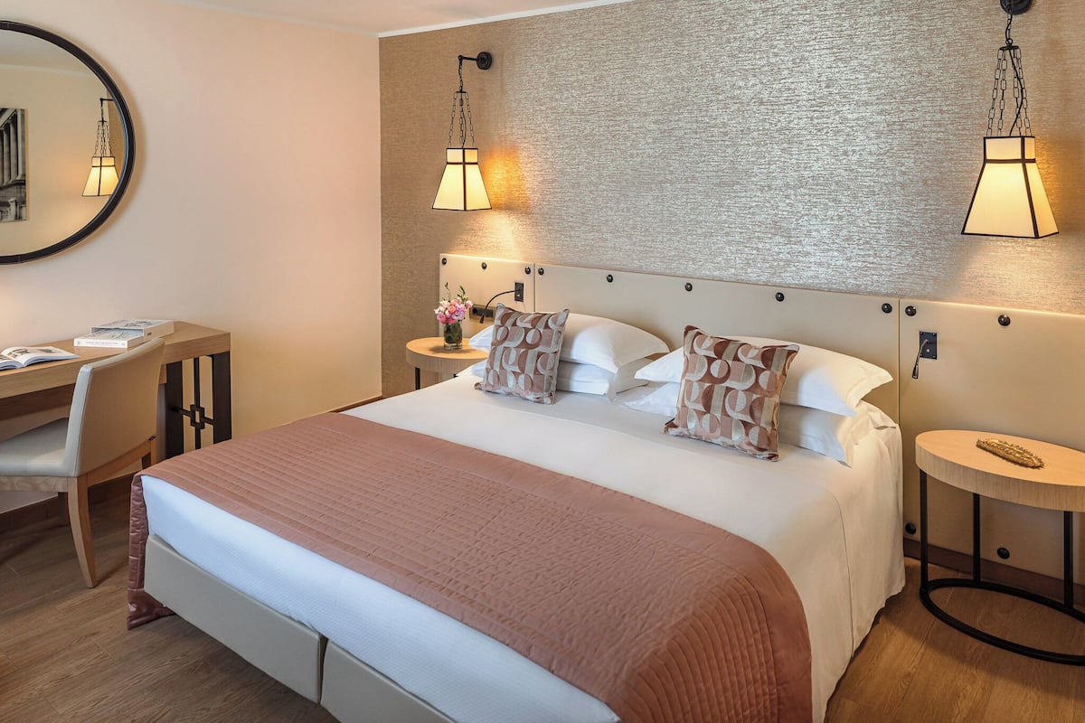 Phòng Suite | 1 phòng ngủ, minibar, két bảo mật tại phòng, bàn