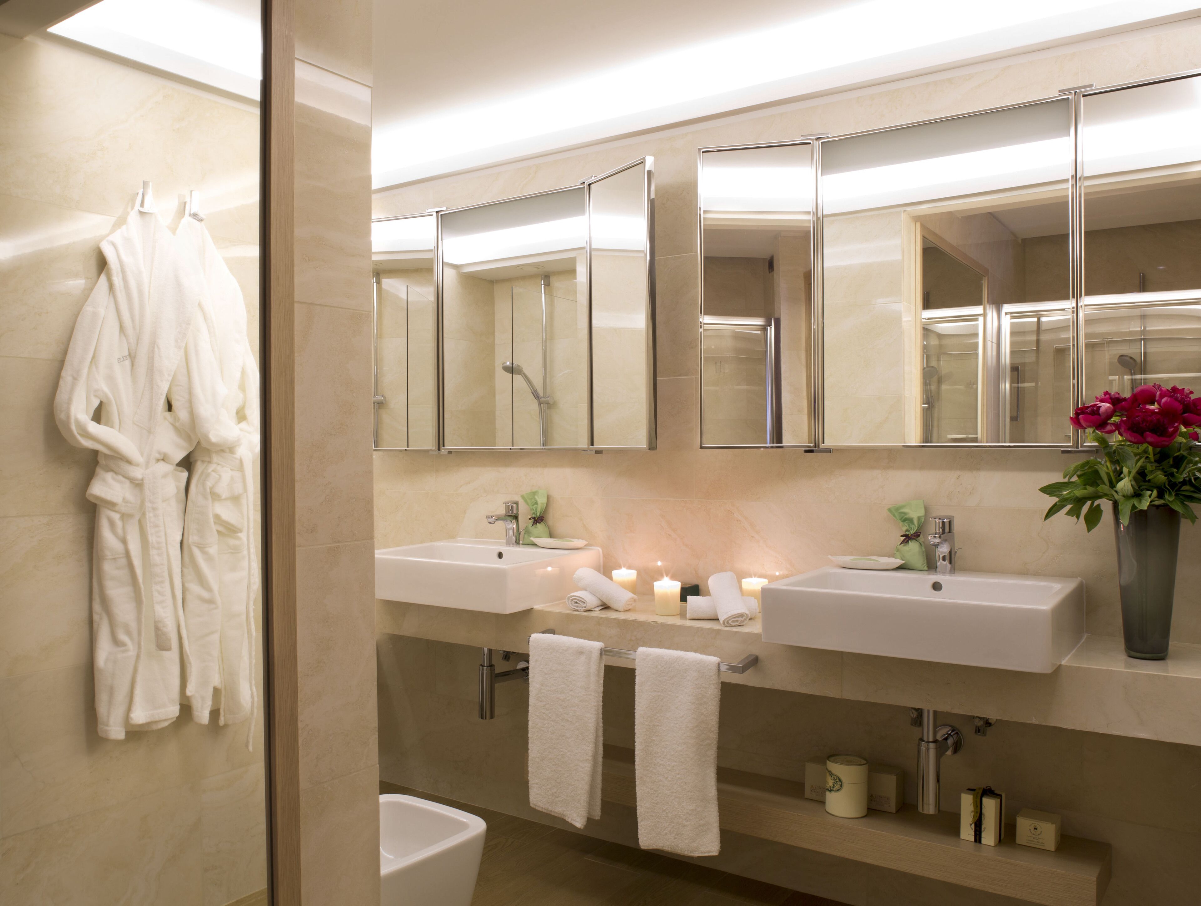 junior suite | bathroom | free toiletries, hair dryer, bidet, towels