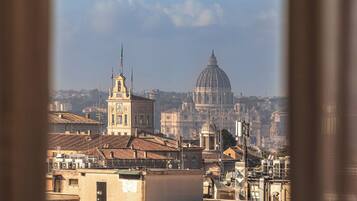 Panorama urbano con una cupola importante e una torre con bandiere.