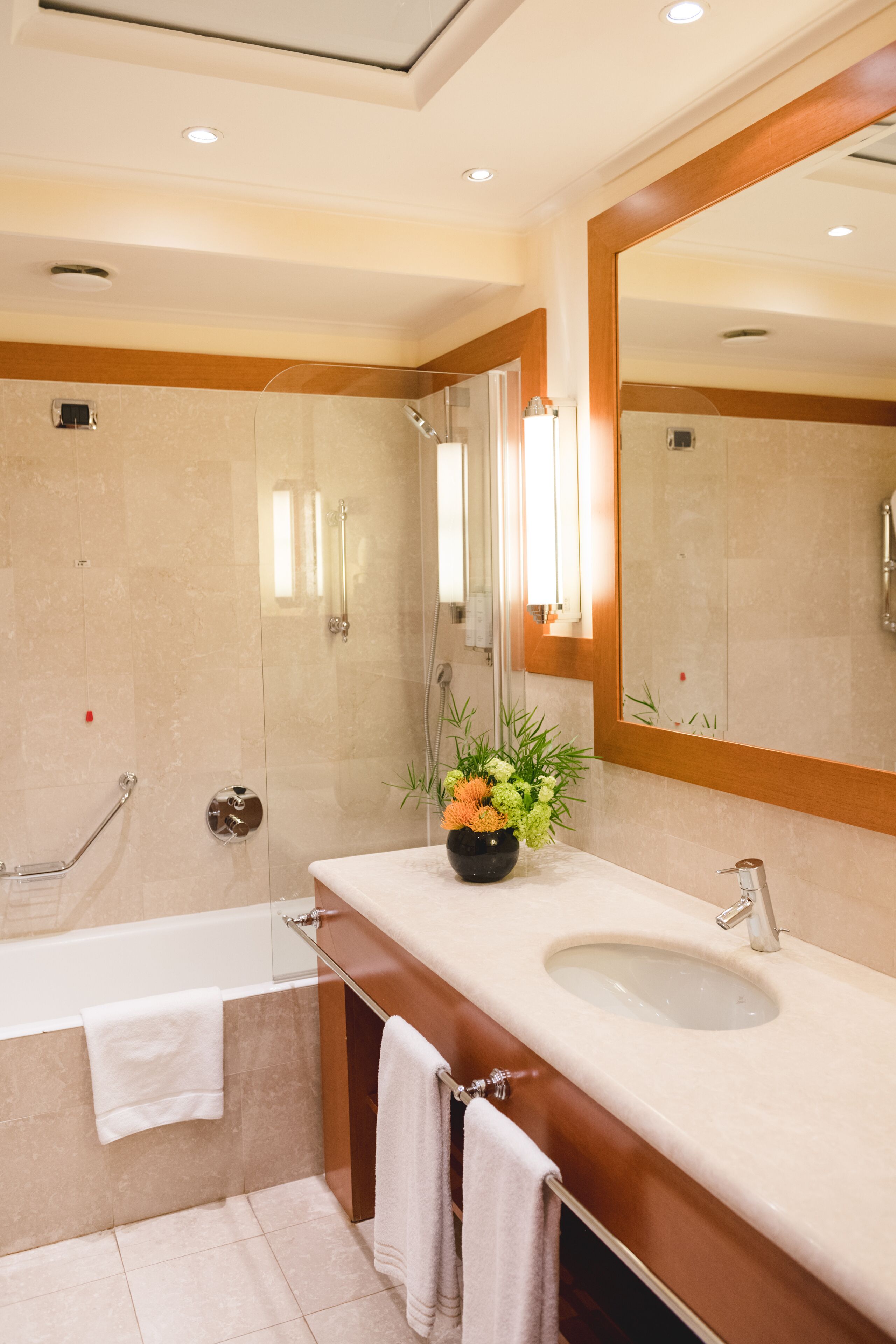 deluxe double room | bathroom | free toiletries, hair dryer, bidet, towels