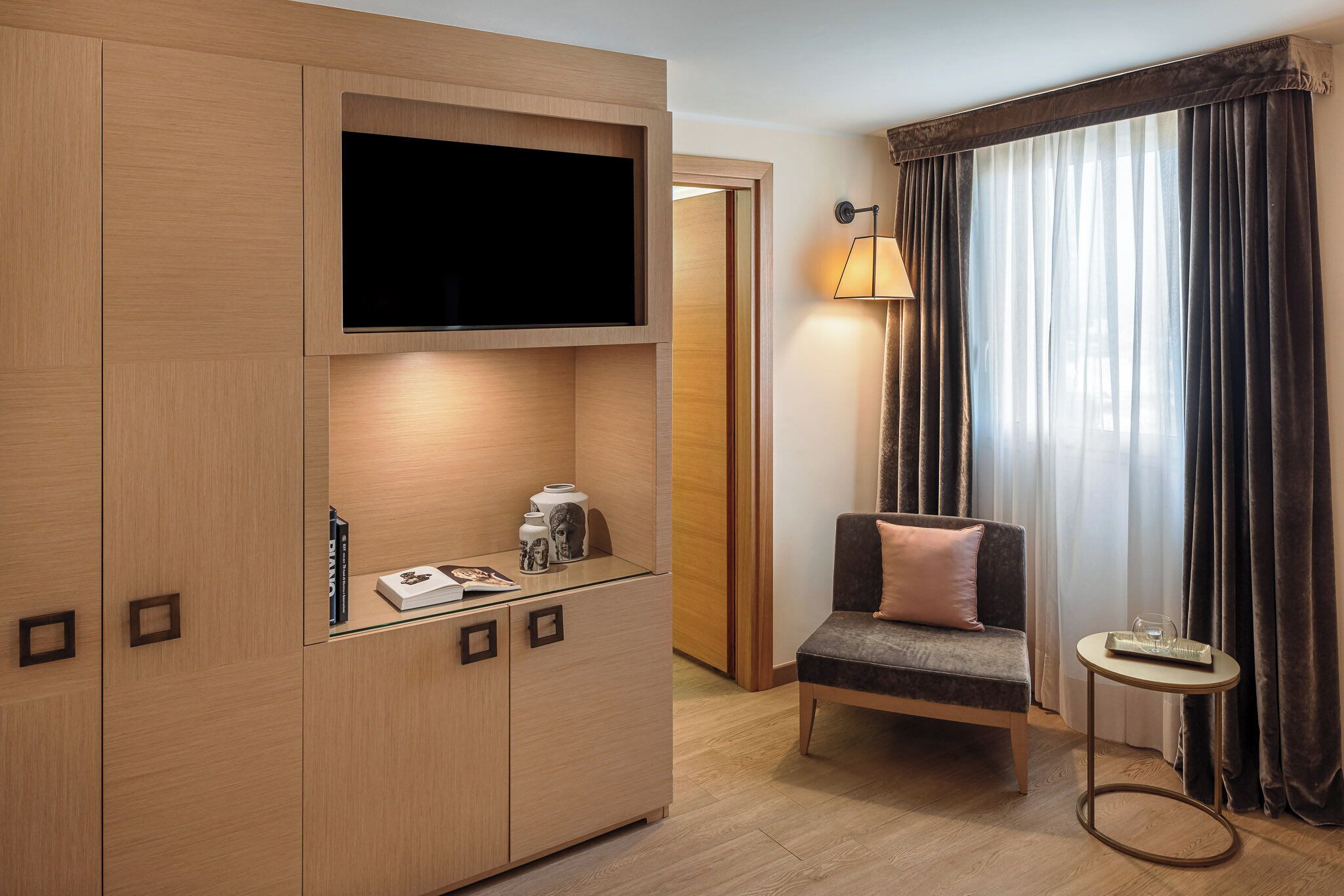 suite | 1 bedroom, minibar, in-room safe, desk