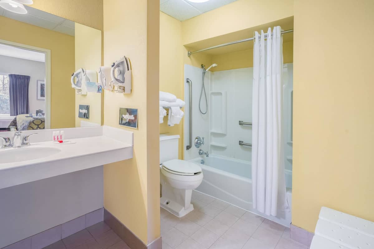 Ensemble douche/baignoire, articles de toilette gratuits, sĂšche-cheveux