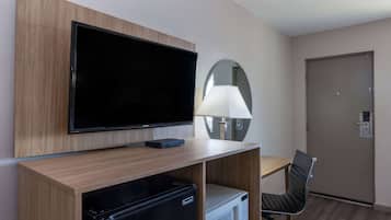 Escritorio, espacio para trabajar con laptop y cortinas blackout