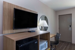 Escritorio, espacio para trabajar con laptop y cortinas blackout