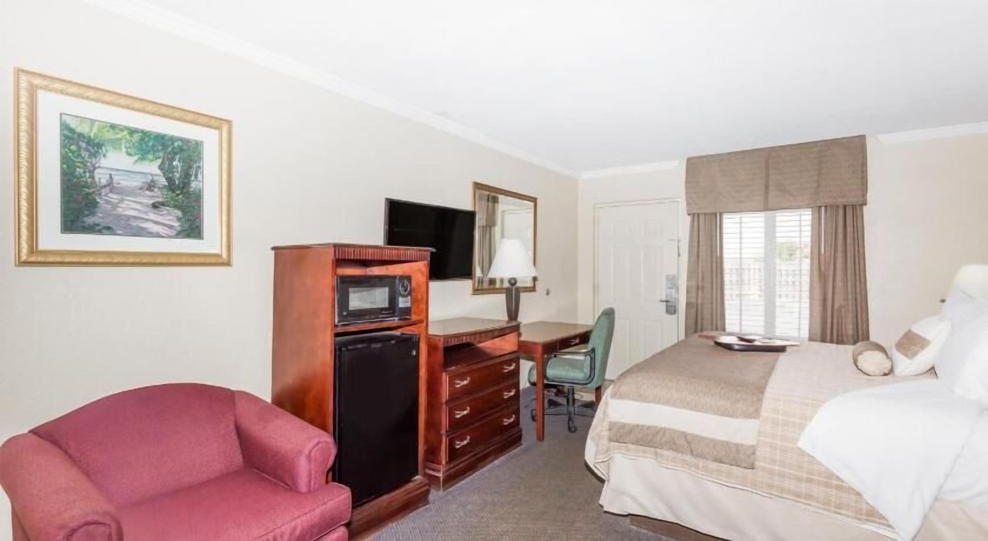 Caja fuerte, escritorio, tabla de planchar con plancha y cunas gratuitas