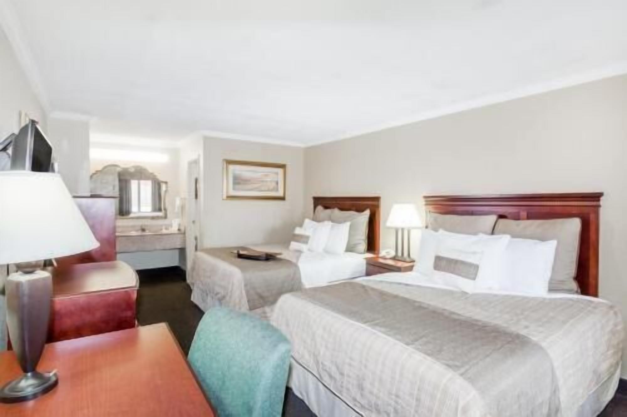 Caja fuerte, escritorio, tabla de planchar con plancha y cunas gratuitas