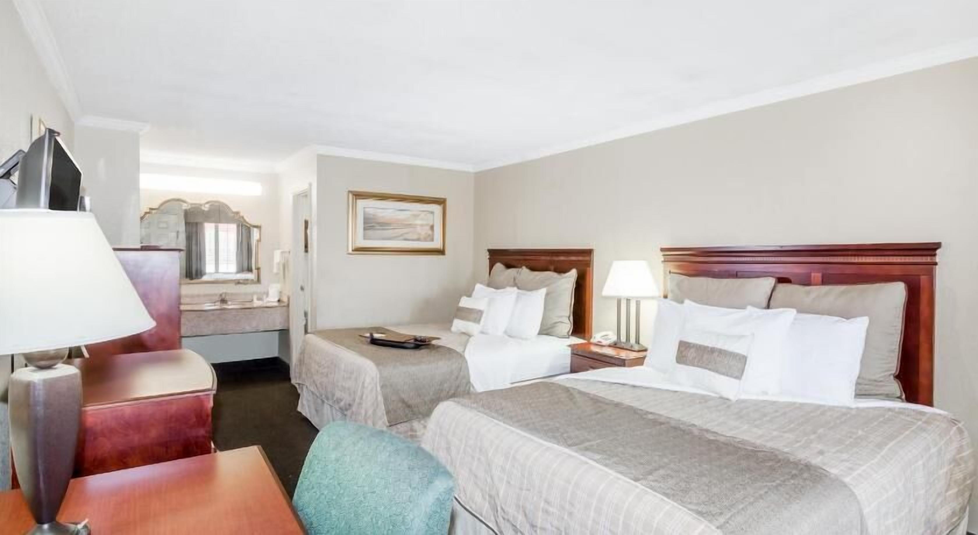 Caja fuerte, escritorio, tabla de planchar con plancha y cunas gratuitas