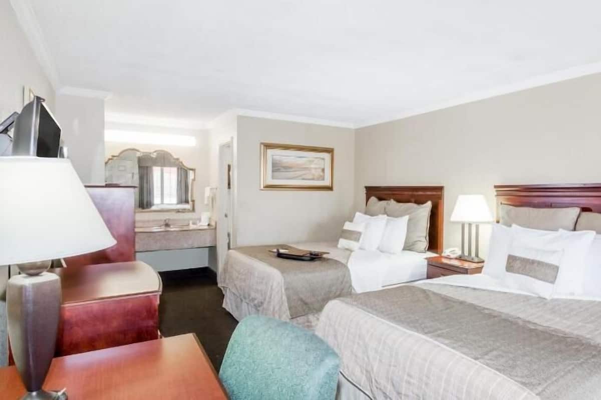 Tallelokero huoneessa, työpöytä, silitysrauta/-lauta