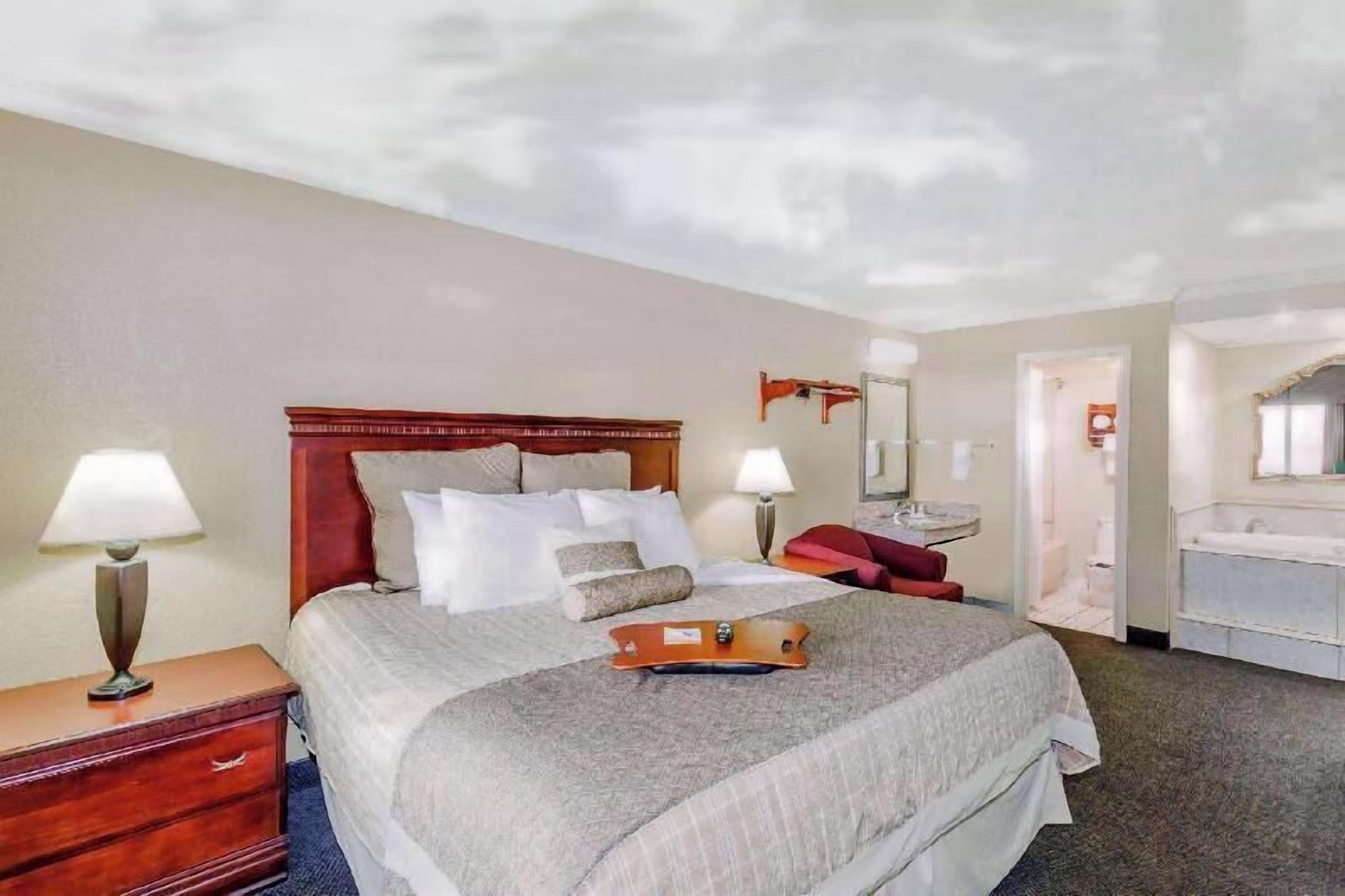 Caja fuerte, escritorio, tabla de planchar con plancha y cunas gratuitas