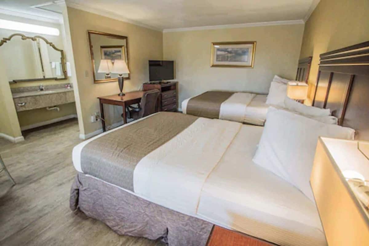 Tallelokero huoneessa, työpöytä, silitysrauta/-lauta