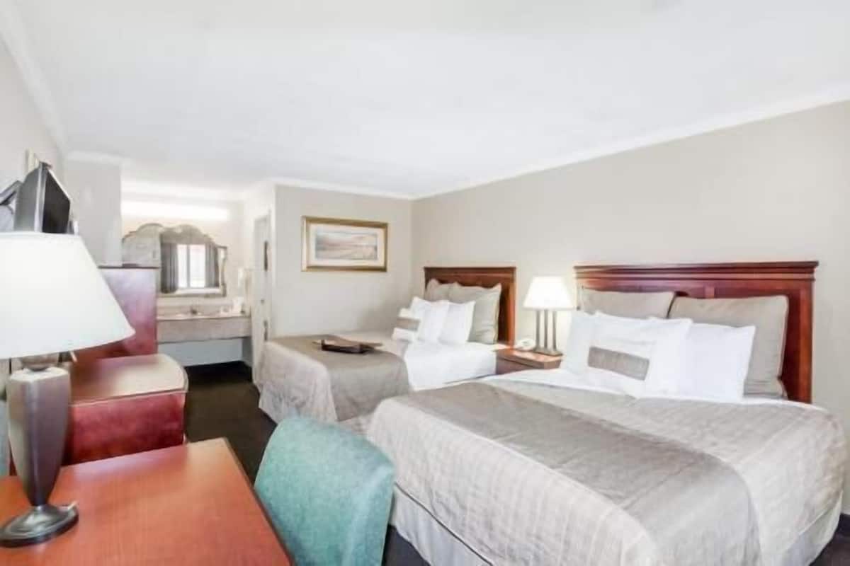 Tallelokero huoneessa, työpöytä, silitysrauta/-lauta