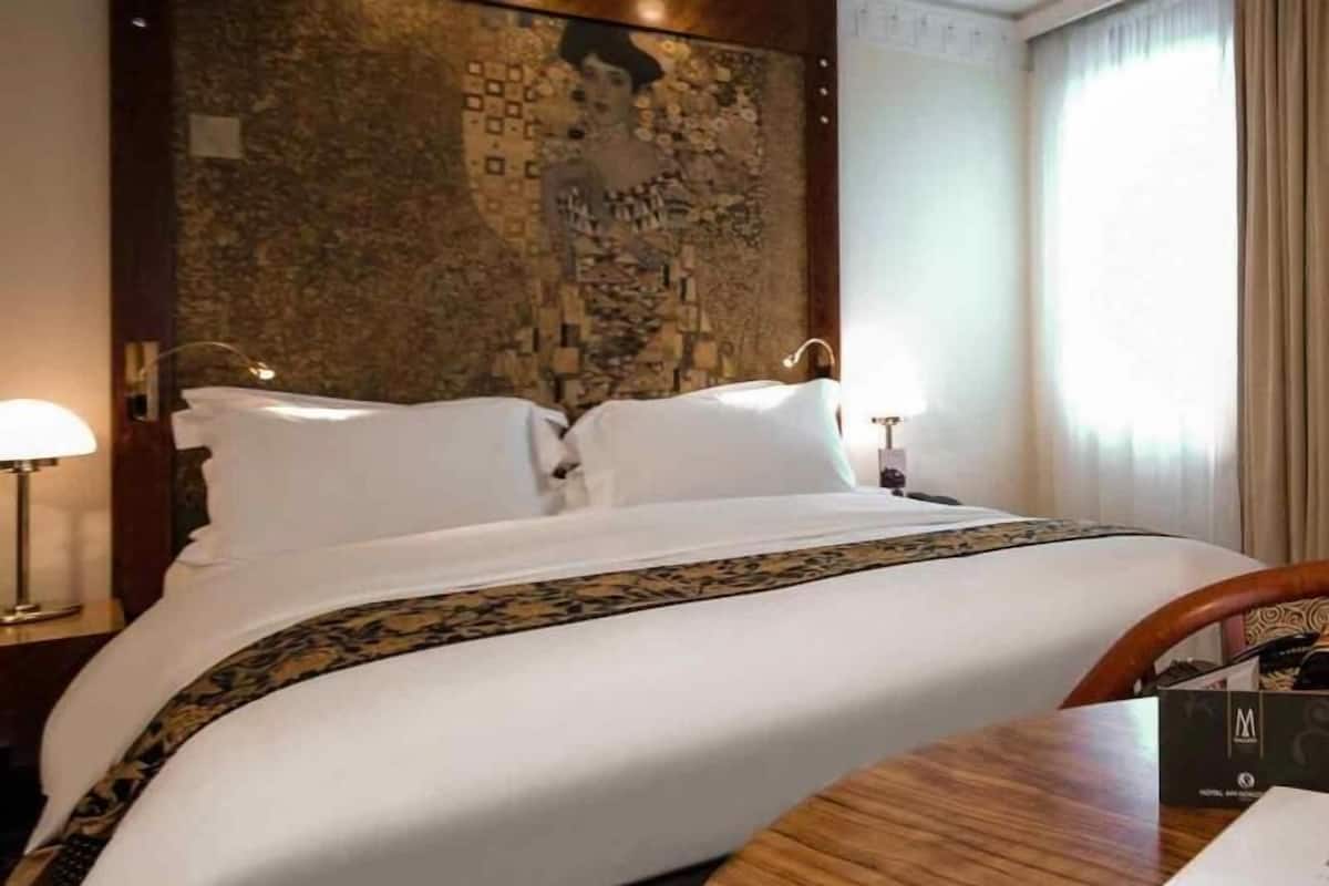 Roupas de cama premium, camas Select Comfort, cofres nos quartos