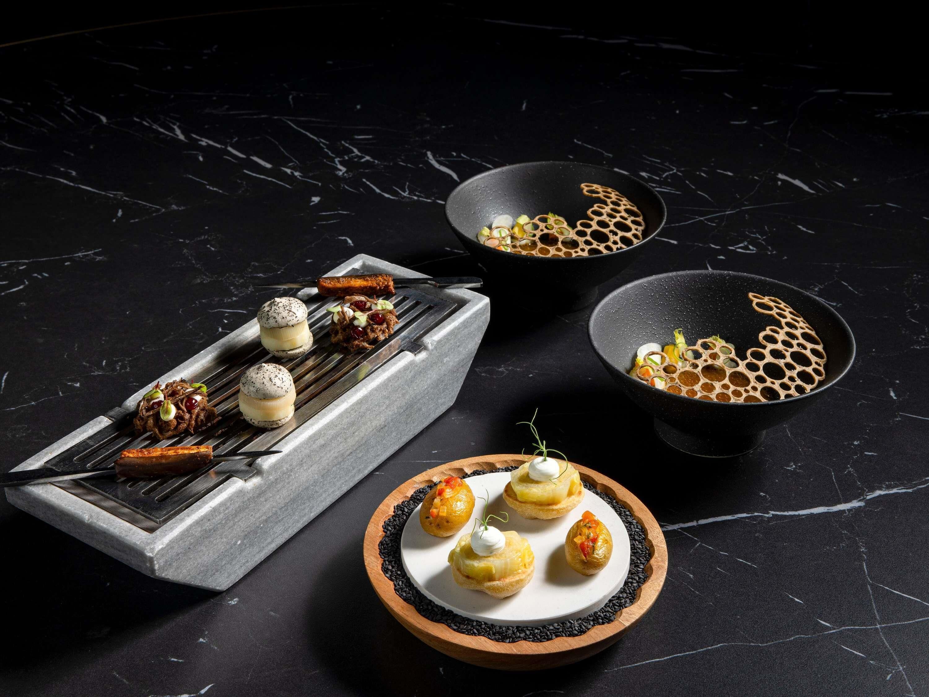 Una mesa de mármol con varios platos.