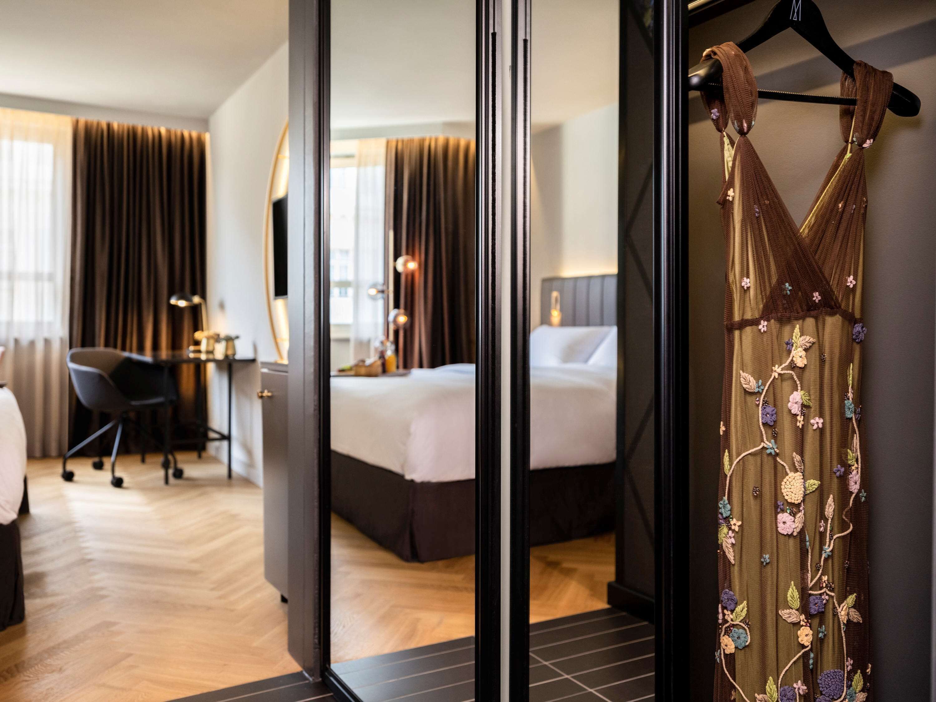 고급 침구, 셀렉트 컴포트 침대, 객실 내 금고, 책상