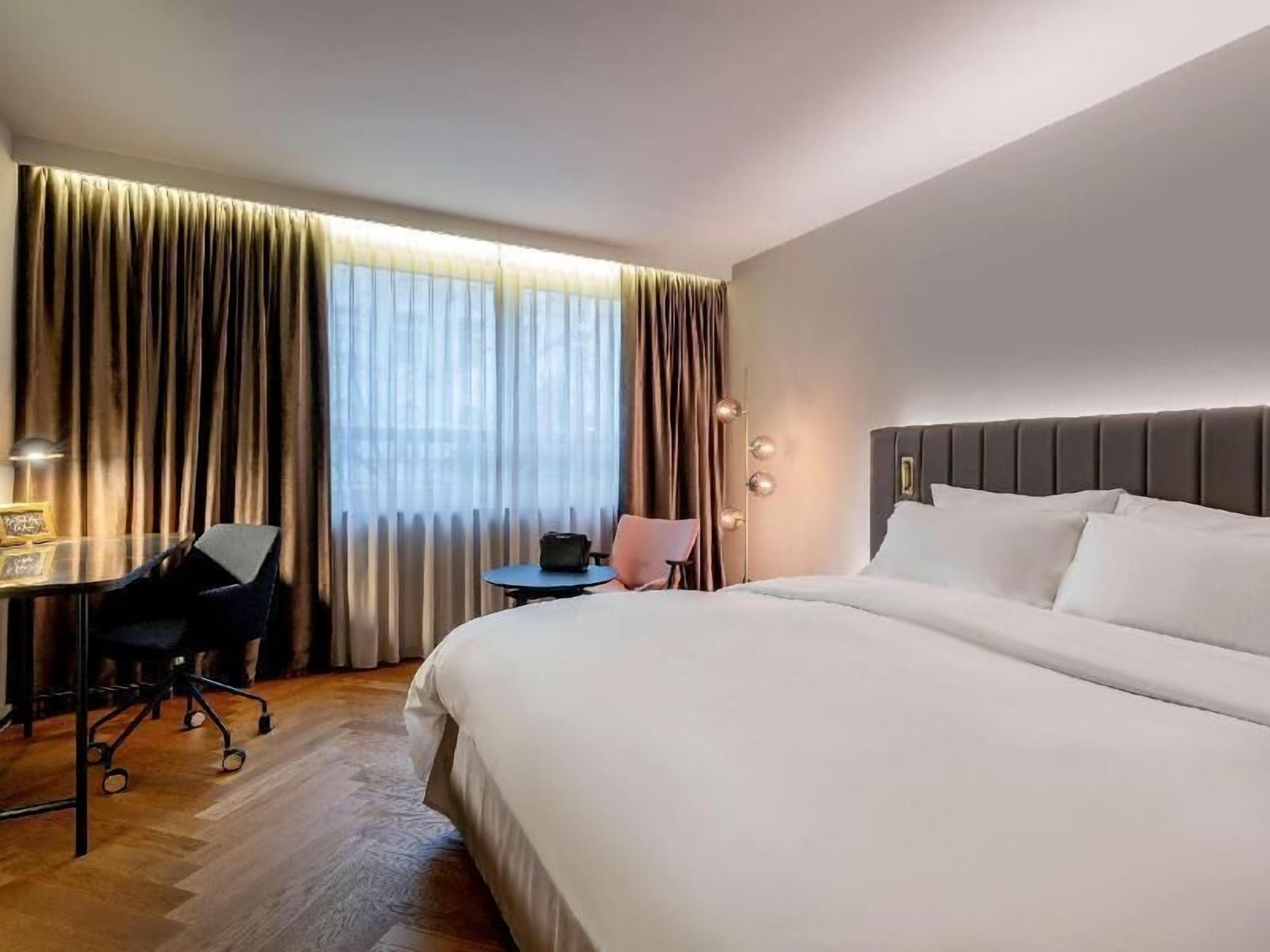 고급 침구, 셀렉트 컴포트 침대, 객실 내 금고, 책상