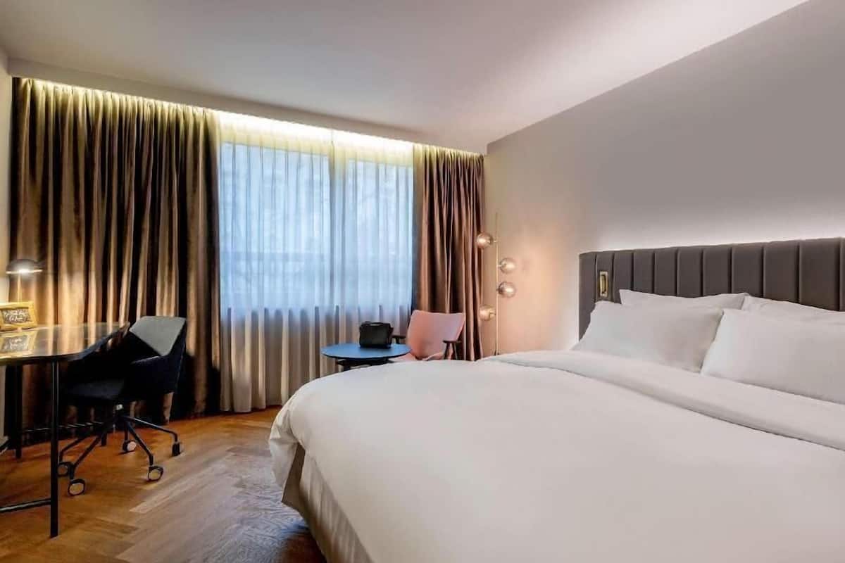 Roupas de cama premium, camas Select Comfort, cofres nos quartos