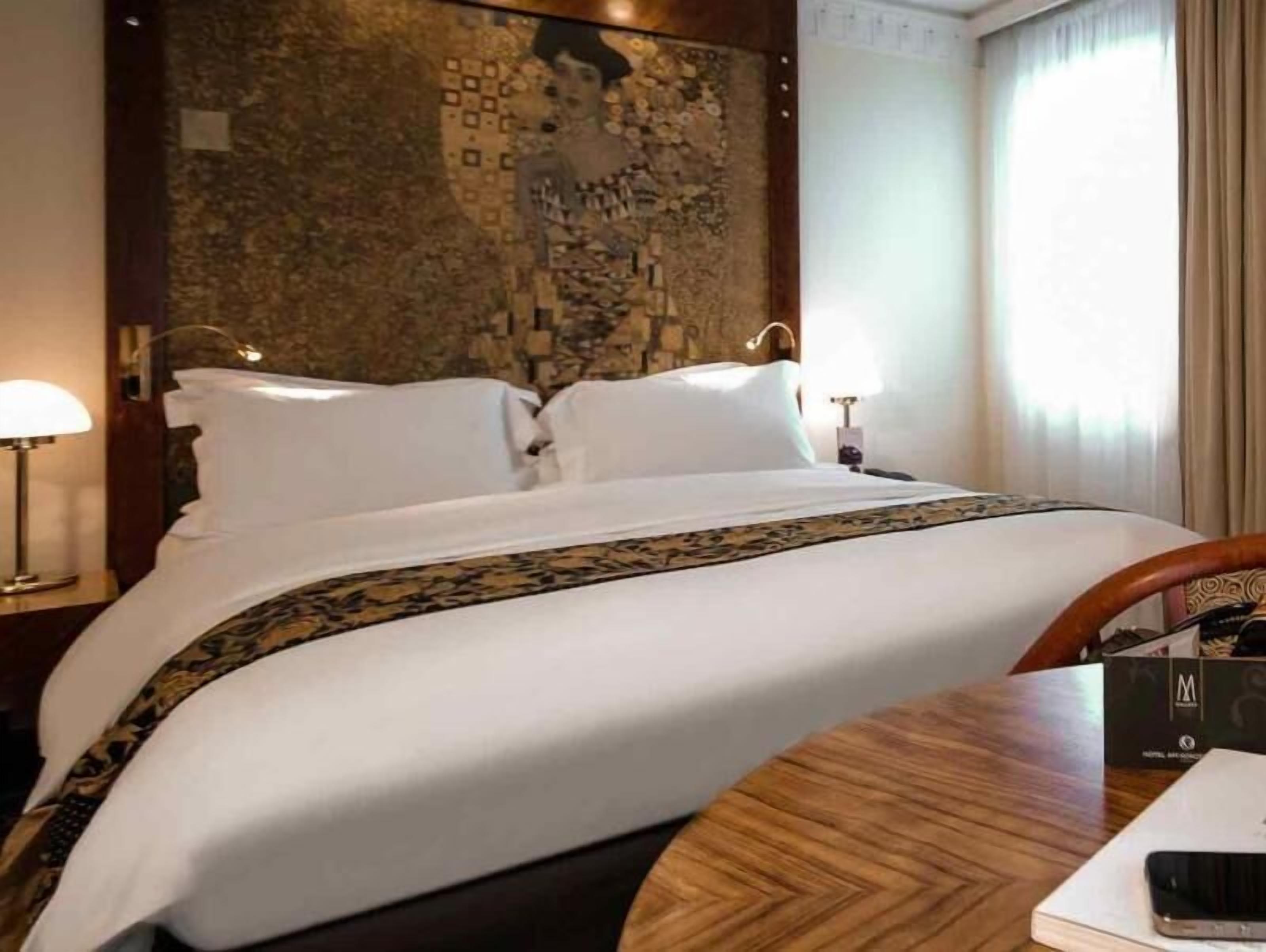 고급 침구, 셀렉트 컴포트 침대, 객실 내 금고, 책상