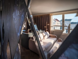 Prémium ágynemű, Select Comfort-matrac, széf a szobában és íróasztal