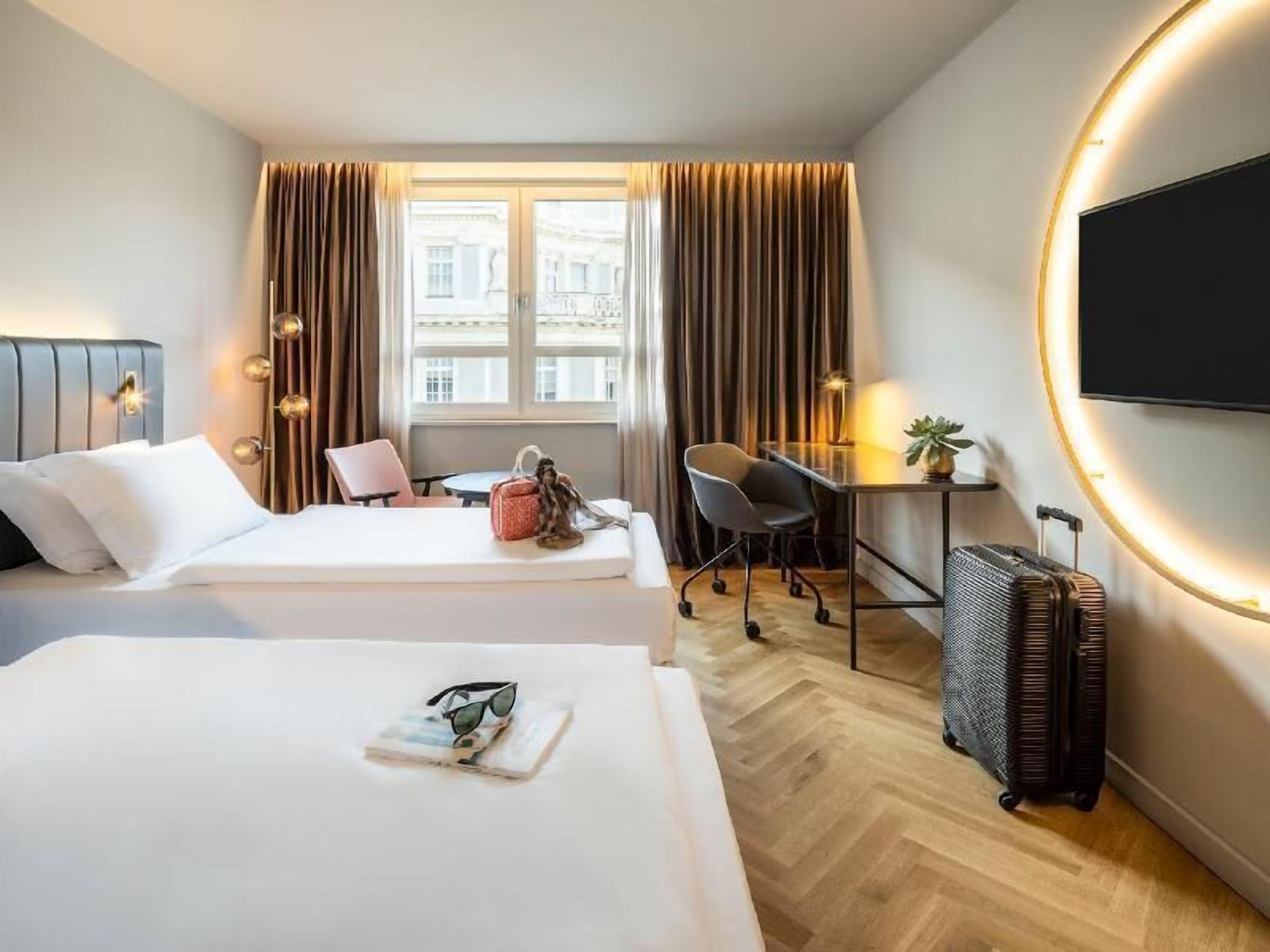 고급 침구, 셀렉트 컴포트 침대, 객실 내 금고, 책상