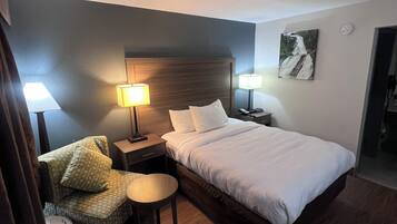 Standardzimmer, 1 Queen-Bett, Nichtraucher | Individuell dekoriert, individuell eingerichtet, Schreibtisch