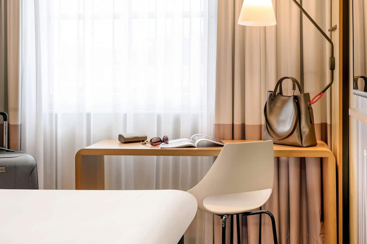 1 bedroom, desk, blackout curtains, soundproofing