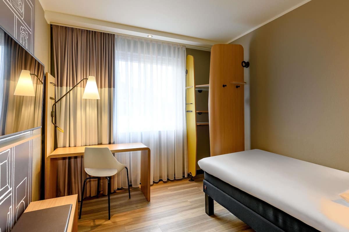 1 bedroom, desk, blackout curtains, soundproofing