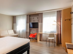 Schreibtisch, Verdunkelungsvorhänge, schallisolierte Zimmer