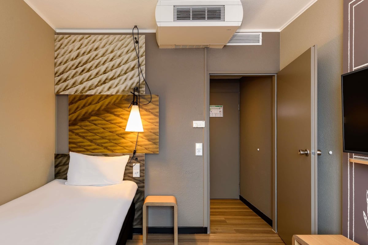 Standard Room, 1 Single Bed | Desk, blackout curtains, soundproofing, iron/ironing board (on request)