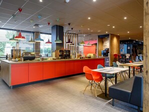 Desayuno buffet diario (EUR 17 por persona)