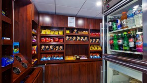 Zona de exhibición de aperitivos y bebidas, con diversas opciones.