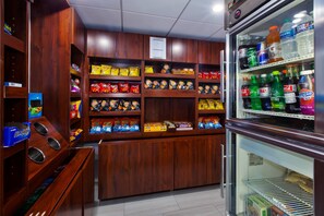 Gift shop - Holiday Inn Express Fairfax - Arlington Boulevard by IHG (Fairfax)