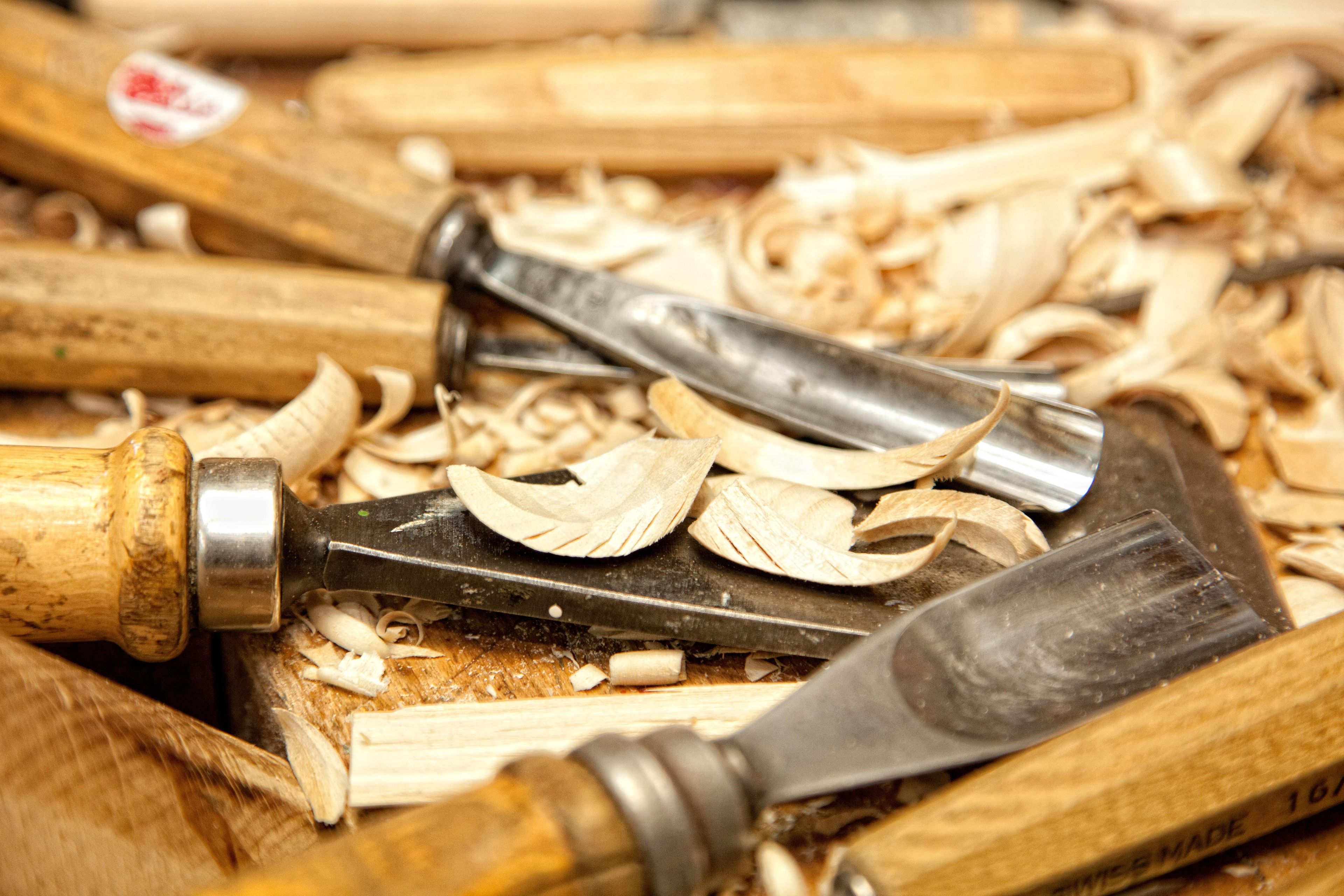 Eine Auswahl an Holzbearbeitungswerkzeugen und Holzspänen.