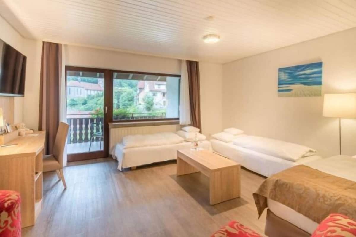 10 bedrooms, premium bedding, down duvets, pillow-top beds