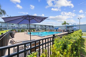 3 outdoor pools, open 9:00 AM to midnight, pool umbrellas, pool loungers - Celebration Suites (Kissimmee)