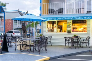 2 restaurants, breakfast served