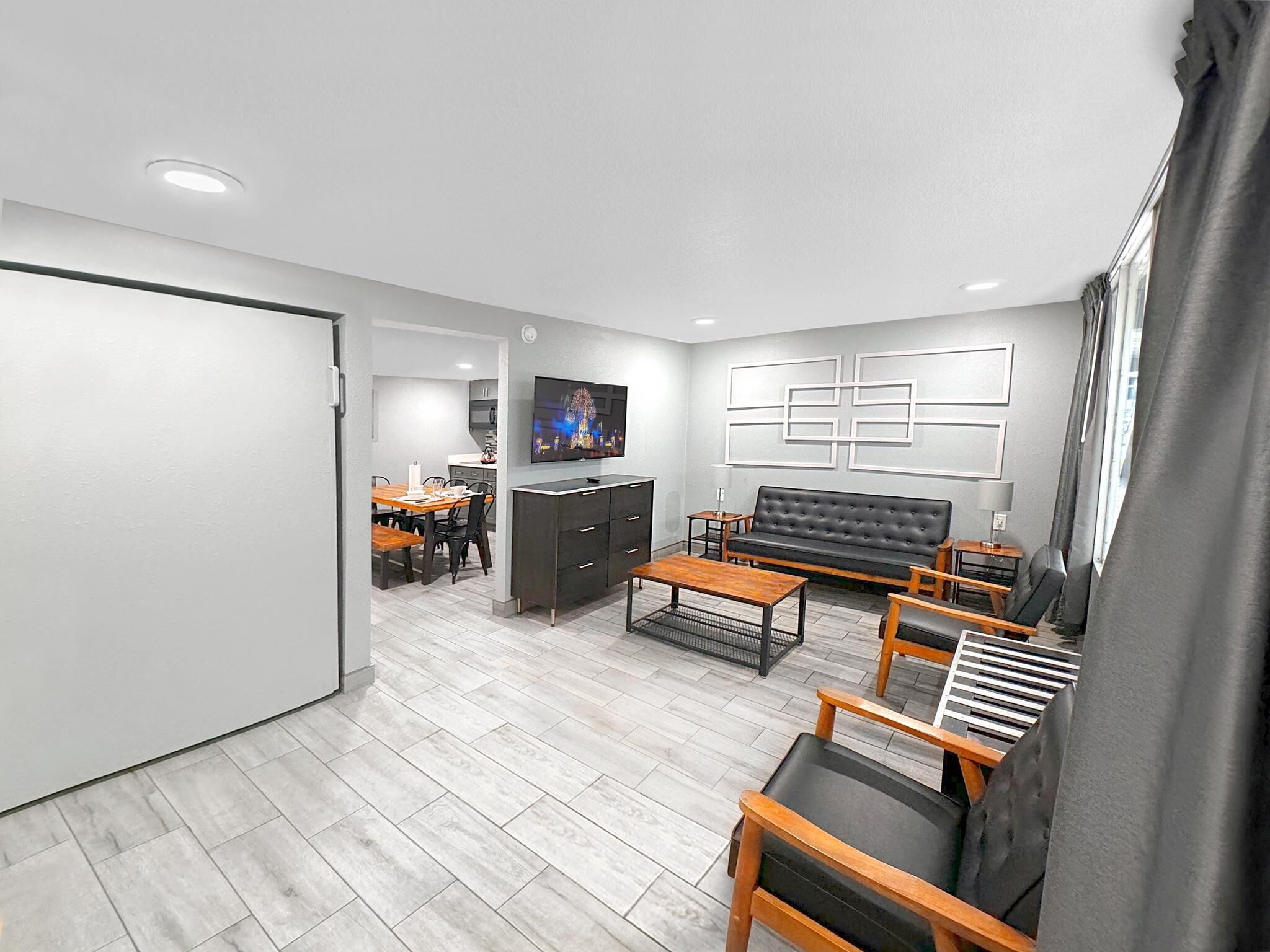 Una sala de estar moderna con sofá, mesa de centro y televisor.