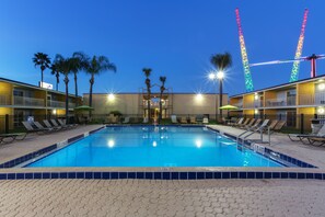 3 outdoor pools, open 9:00 AM to midnight, pool umbrellas, pool loungers - Celebration Suites (Kissimmee)