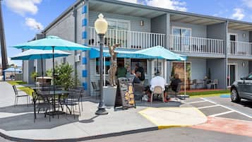 2 restaurants, breakfast served